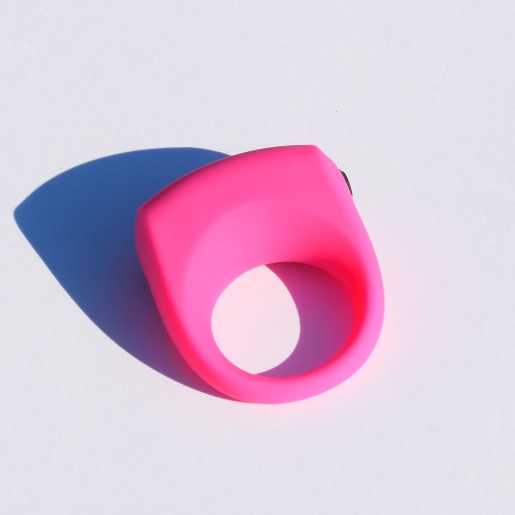 Vibrating crystal dildo ring